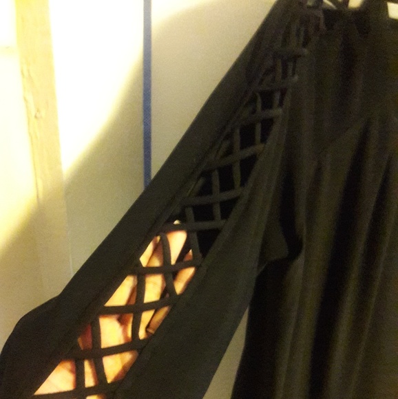 Black top - Picture 1 of 2